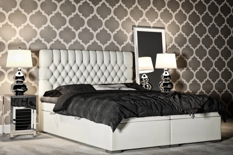 Luxuriöses weißes Boxspringbett mit schwarzer Bettwäsche und edlen Nachttischlampen
