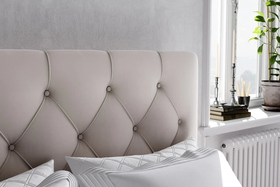 Nahaufnahme eines beigen, diamantgesteppten Kopfteils mit eleganter Knopfheftung.
