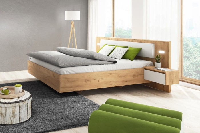 Hell eingerichtetes Schlafzimmer mit modernem Doppelbett aus Holz.