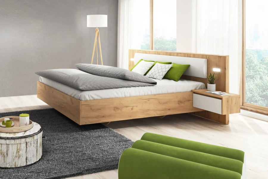 Hell eingerichtetes Schlafzimmer mit modernem Doppelbett aus Holz.