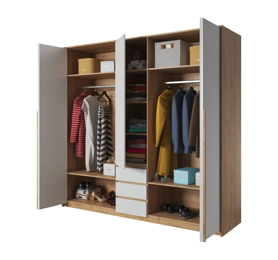Offener Kleiderschrank in Eiche-Optik mit weißen Türen und viel Stauraum.