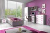 Stilvolles Jugendzimmer in Lila und Grau mit Schreibtisch, Kleiderschrank und Bett.