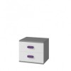 Nachttisch in Grau und Weiß mit violetten Griffen, ideal für moderne Jugendzimmer.