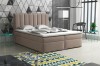 Beiges Boxspringbett mit hohem Kopfteil für ein gemütliches Schlafzimmer