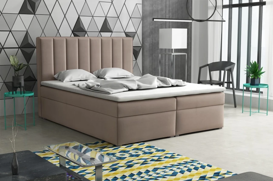 Beiges Boxspringbett mit hohem Kopfteil für ein gemütliches Schlafzimmer