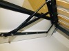 Detailansicht des Gaslift-Systems zum bequemen Öffnen des Stauraums unter dem Bett.