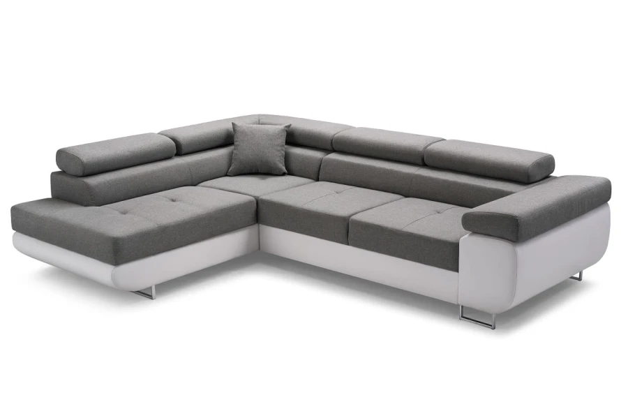 Großzügige Wohnlandschaft in Grau und Weiß, L-Form Sofa mit modernem Design.