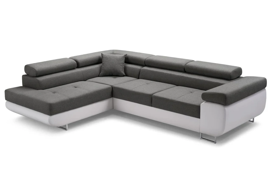 Modernes Ecksofa in Grau und Weiß mit verstellbaren Kopfstützen.