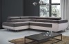 Modernes Ecksofa in Grau und Weiß für ein stilvolles Wohnzimmer.