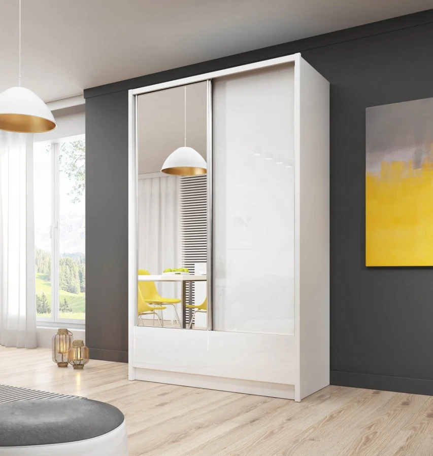 Moderner weißer Design-Schrank mit Spiegelfront im Wohnbereich.