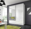 Moderner Schlafzimmerschrank in Weiß mit Spiegel in stilvoller Wohneinrichtung