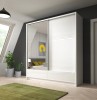Weißer Kleiderschrank mit Spiegel im modernen Schlafzimmer-Ambiente.