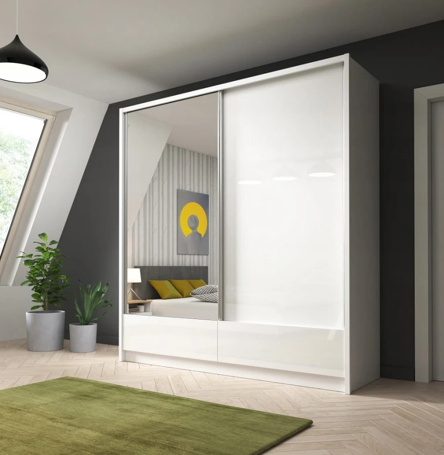 Weißer Kleiderschrank mit Spiegel im modernen Schlafzimmer-Ambiente.