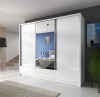 Moderner weißer Spiegelschrank in einem hellen Schlafzimmer-Ambiente mit stilvoller Deko.