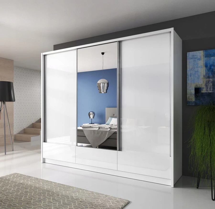 Moderner weißer Spiegelschrank in einem hellen Schlafzimmer-Ambiente mit stilvoller Deko.