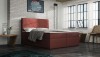 Boxspringbett in Dunkelrot mit gestepptem Kopfteil in gemütlichem Loft.
