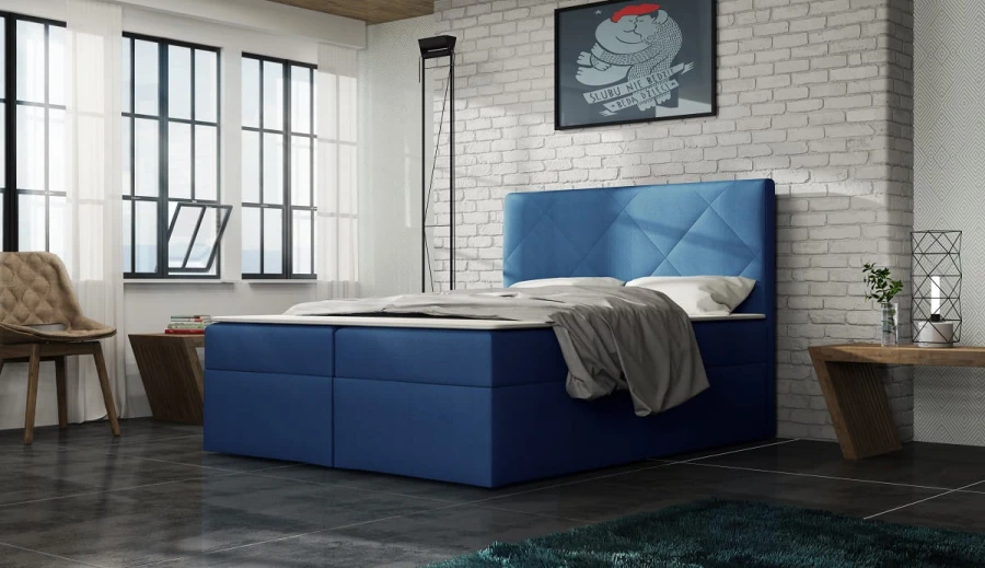 Blaues Boxspringbett mit gestepptem Kopfteil in modernem Schlafzimmer.