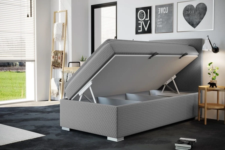 Boxspringbett mit Bettkasten: Aufgeklappte Matratze zeigt großzügigen Stauraum unter der Liegefläche.
