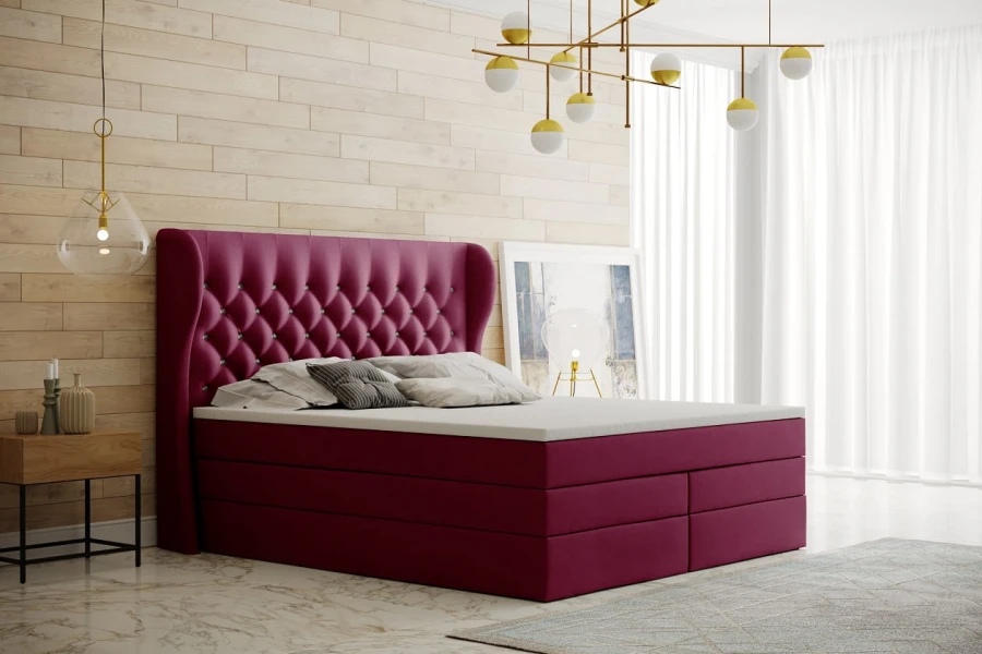 Magentafarbenes Polsterbett mit hohem Kopfteil und Chesterfield-Steppung in hellem Ambiente.