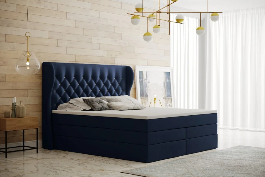 Dunkelblaues Polsterbett mit luxuriösem Kopfteil im Chesterfield-Stil und moderner Beleuchtung.