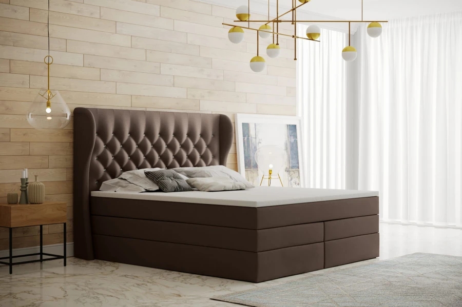 Elegantes braunes Boxspringbett mit hohem gepolstertem Kopfteil im Chesterfield-Stil.