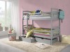 Graues Etagenbett aus Holz im Kinderzimmer: Stockbett mit Schubladen für mehr Stauraum.