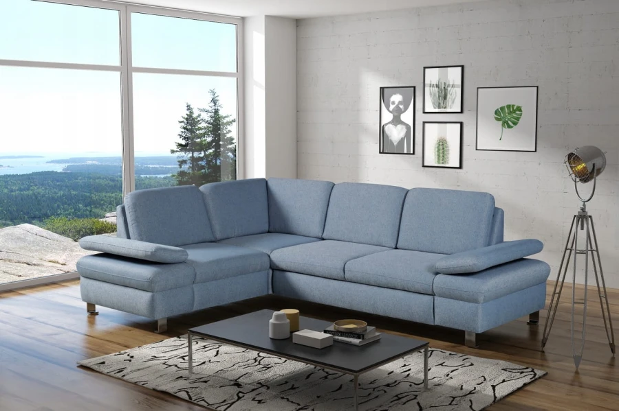 Modernes Ecksofa Hellblau mit verstellbaren Armlehnen im Wohnzimmer mit Panorama.