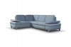 Hellblaues L-Form Ecksofa mit Metallfüßen auf weißem Hintergrund.