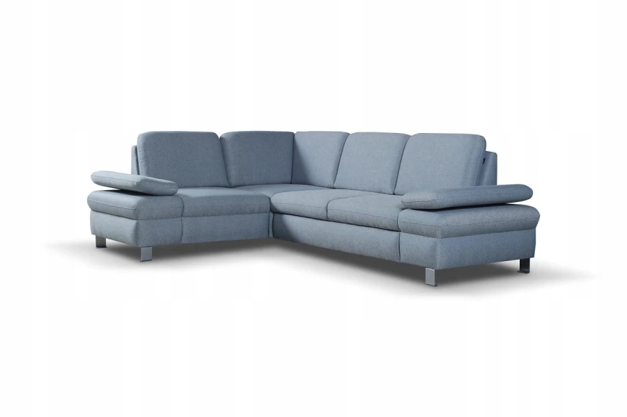 Hellblaues L-Form Ecksofa mit Metallfüßen auf weißem Hintergrund.