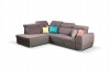 Modernes L-förmiges Ecksofa in Mauve und Grau mit bunten Dekokissen.