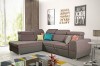 Braunes Ecksofa mit bunten Zierkissen im modernen Wohnzimmer, Ottomane links.