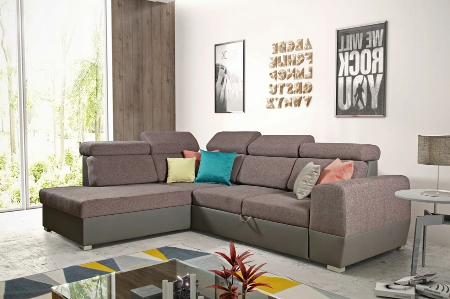 Braunes Ecksofa mit bunten Zierkissen im modernen Wohnzimmer, Ottomane links.