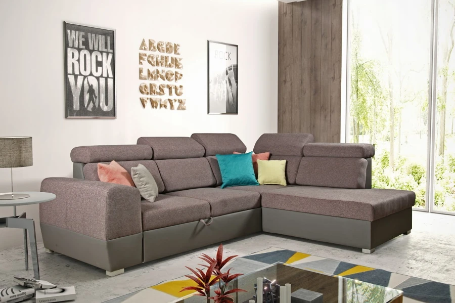Modernes braunes Ecksofa mit farbigen Kissen im Wohnzimmer, Ottomane rechts.