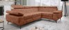 Stilvolles Ecksofa in Terracotta-Farbe vor einem großen Panoramafenster.