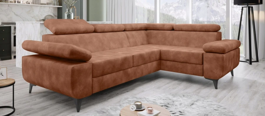 Stilvolles Ecksofa in Terracotta-Farbe vor einem großen Panoramafenster.