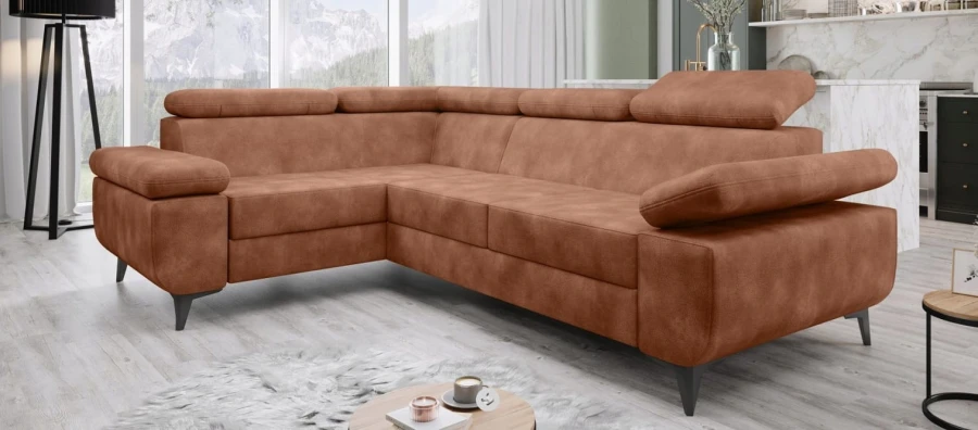 Braunes Ecksofa in modernem Wohnzimmer-Ambiente mit Panoramablick und Teppich.