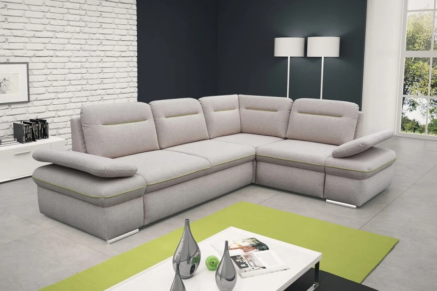 Modernes L-förmiges Ecksofa in Hellgrau mit neongrünen Akzenten in einem hellen Wohnzimmer.