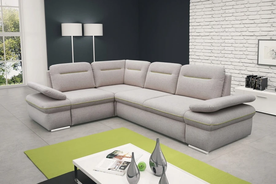 Modernes Ecksofa in Grau-Beige in einem stilvollen Wohnzimmer.