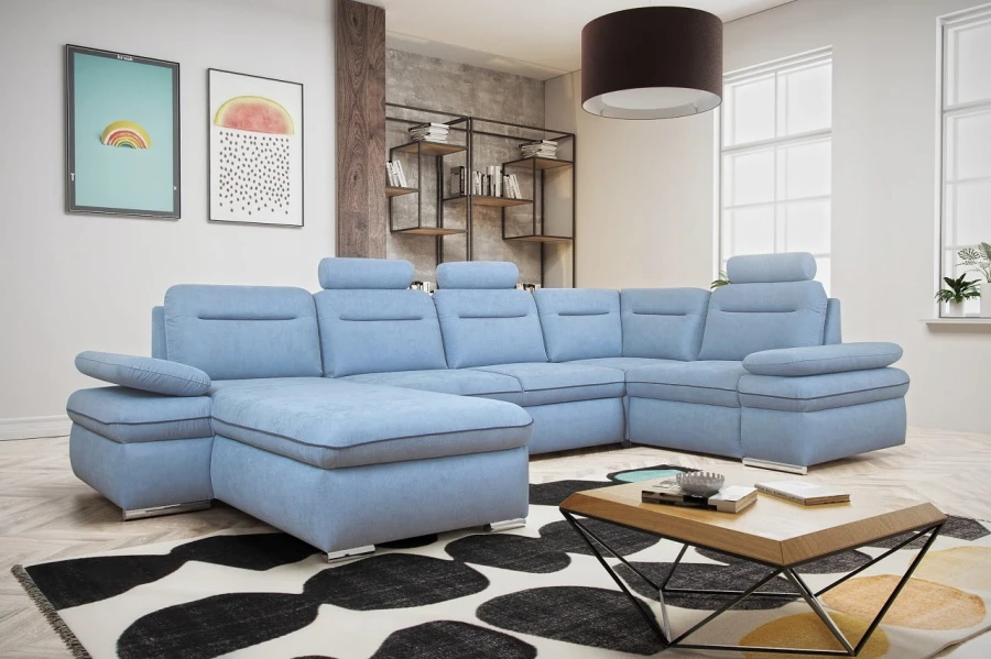 Modernes hellblaues Ecksofa in U-Form für das Wohnzimmer mit stilvoller Einrichtung.