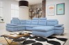 Großes hellblaues Ecksofa in U-Form für ein gemütliches und modernes Wohnzimmer.