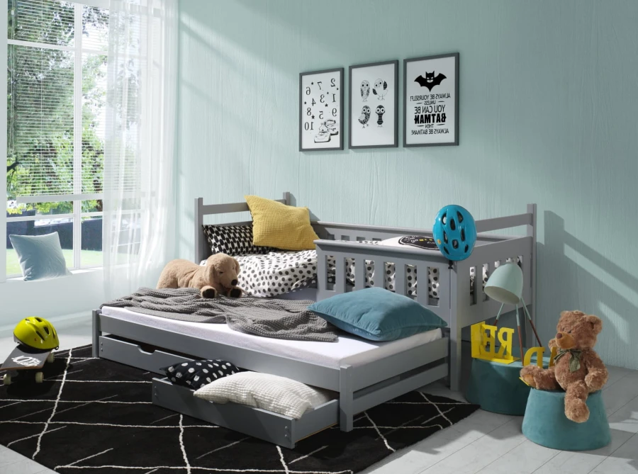 Graues Kinder-Funktionsbett aus Holz in einem hellblauen Zimmer.
