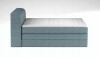 Direkte Seitenansicht eines hellblauen Boxspringbetts mit hohem, gepolstertem Kopfteil.