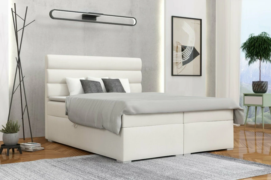 Modernes weißes Polsterbett mit Quersteppung im Schlafzimmer-Ambiente.