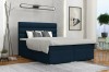 Blaues Boxspringbett mit gepolstertem Kopfteil in modernem Schlafzimmer-Design