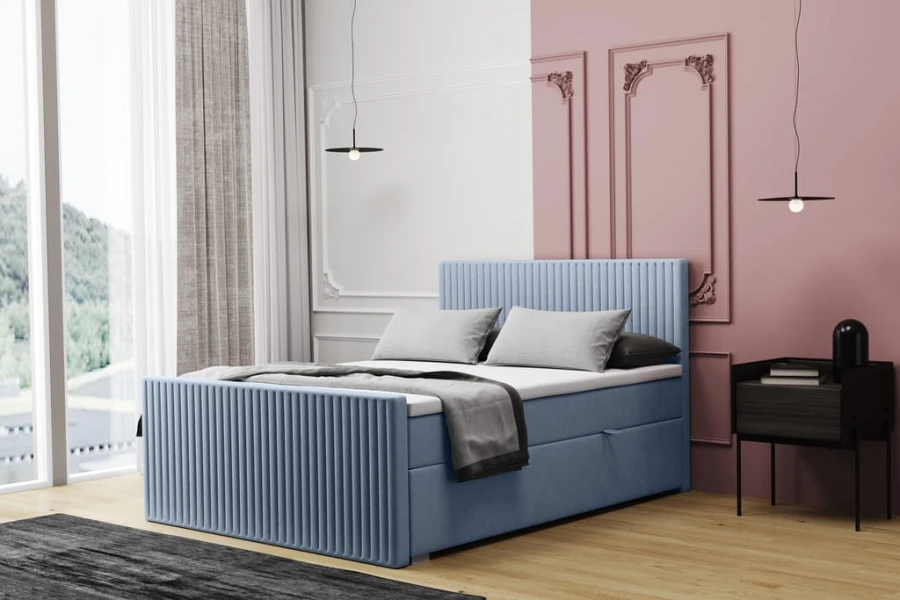 Hellblaues Polsterbett mit vertikaler Steppung an Kopf- und Fußteil in rosa Schlafzimmer.