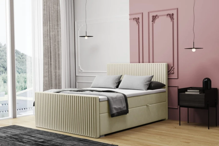 Modernes beiges Polsterbett mit vertikaler Steppung vor einer rosa Wand.