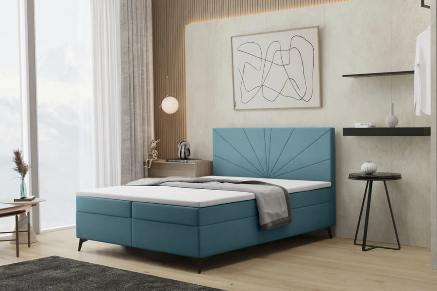 Modernes blaues Boxspringbett mit dekorativem Kopfteil im hellen Schlafzimmer.