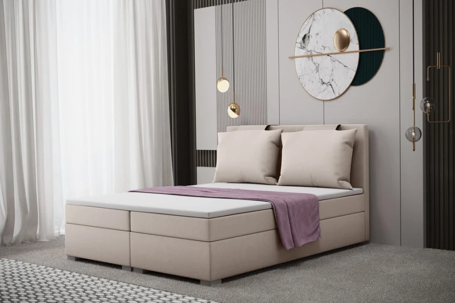 Gemütliches Polsterbett in Beige mit großen Kissen und moderner Wanddekoration im Schlafzimmer.