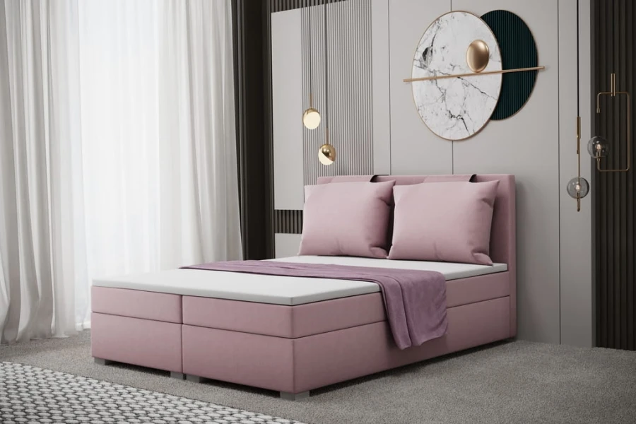 Elegantes rosa Boxspringbett mit passenden Kissen in einem stilvoll eingerichteten Schlafzimmer.