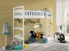 Weißes Hochbett für Kinder mit Leiter und Stauraum unter dem Bett in einem gelben Zimmer.